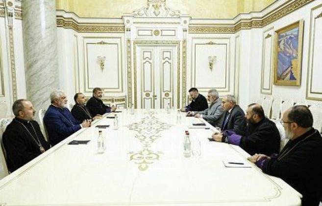 Իշխանությունը մտնում է Մայր Աթոռ