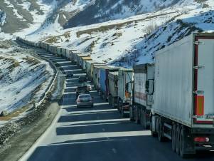 «Հրապարակ». Լարսում իրավիճակը կատաստրոֆիկ է. հազարավոր մեքենաներ են կանգնած
