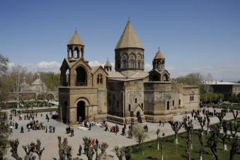Հայ Առաքելական Սուրբ Եկեղեցին վնգստացող հլու-հնազանդ դատավո՞ր է, որ քո ամեն ասածն անի
