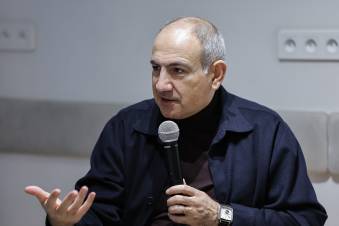 Օտար աչքի համար հայը հայ է, բոլորը՝ մի սանրի կտավ, բոլորը՝ Նիկոլ