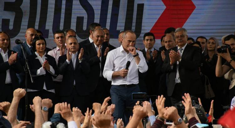 «Հրապարակ»․ Քաղաքական էլիտան քեֆ-ուրախությունների մեջ է