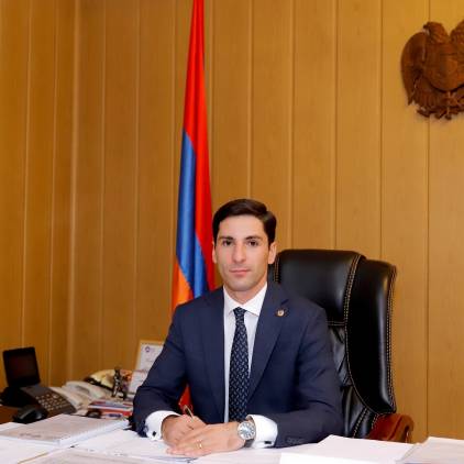 «Հրապարակ». Այս տարի եւս «կոկորդիլոսագետն» իրեն պարգեւատրեց