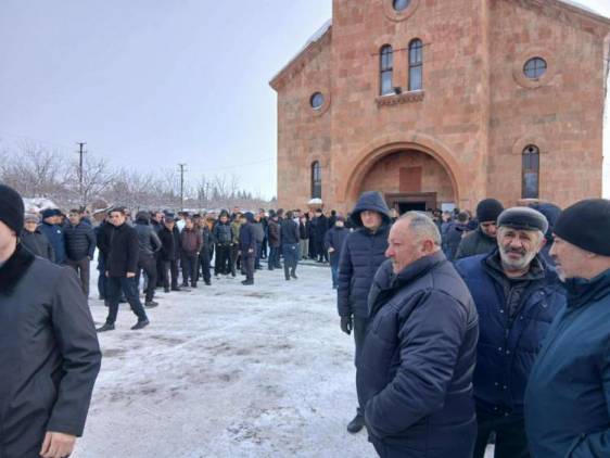 Փաշինյանի վախերը, ծխող եւ ագրեսիվ աջակիցները.  պատարագի խրոնիկա