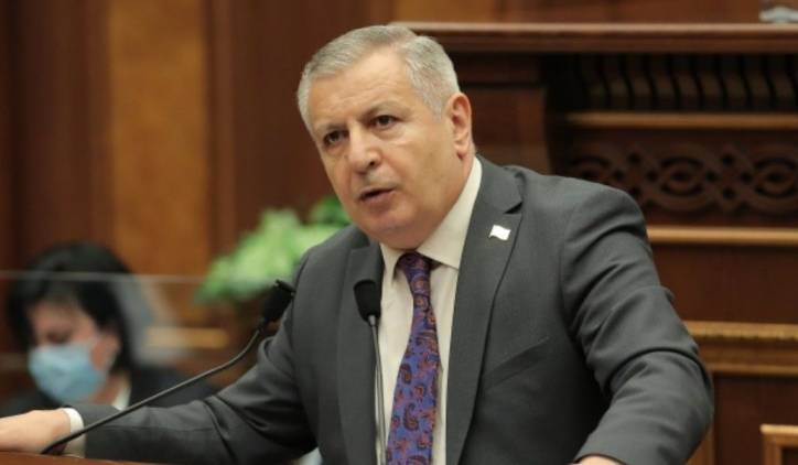 «Հրապարակ». Կաթողիկոսին ընտրել են սահմանափակ թվով մարդիկ, Փաշինյանին՝ 650 հազար