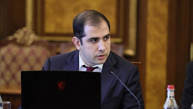 «Հրապարակ»․ Էդուարդ Հակոբյանը մեկուսացել է աշխատակիցներից