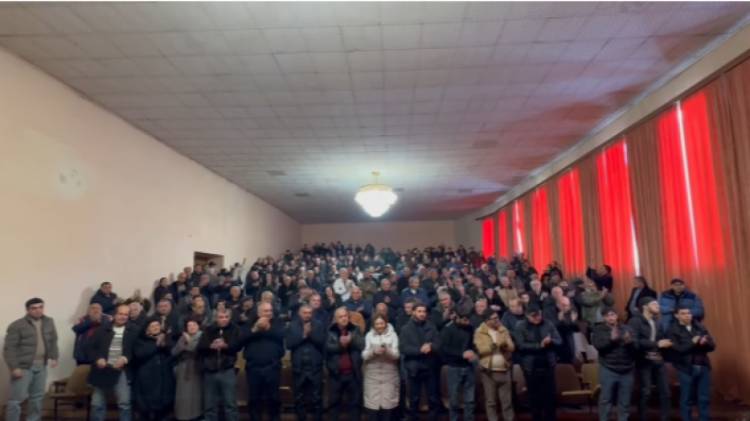 Քաղաքացիները ողջունում և ազատություն են մաղթում ապօրինի կալանավորված սրբազաններին