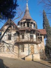 «Հրապարակ»․ Դղյակի պատը քանդվել է, տուրիստներին արգելում են լուսանկարել այն