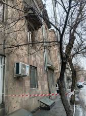Փլուզված բալկոնից քարեր են թափվում բնակիչների գլխին