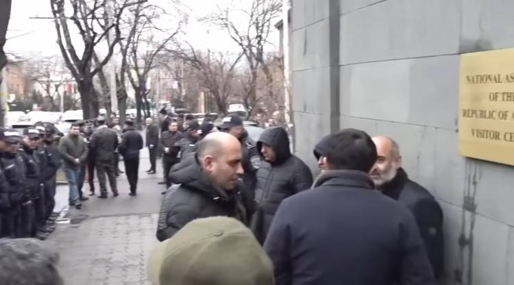 «Հրապարակ»․ Թույլ չեն տվել ծանոթանալ գաղտնի զեկույցին 