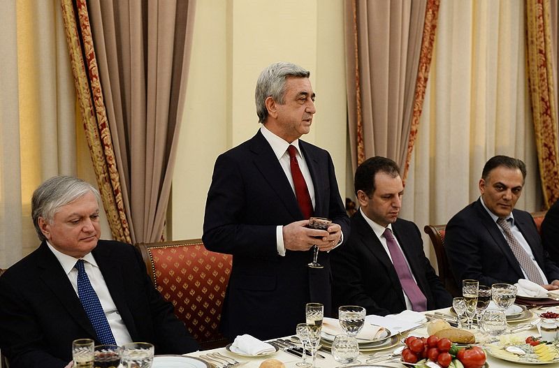 Լույս հանգցնողները խմեցին խավարի կենացը