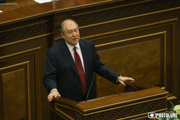 Մածունը սեւ է, շրջանը քառակուսի, իսկ խնձորը բանան է