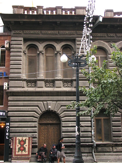 Աբովյան փողոցի դուռը