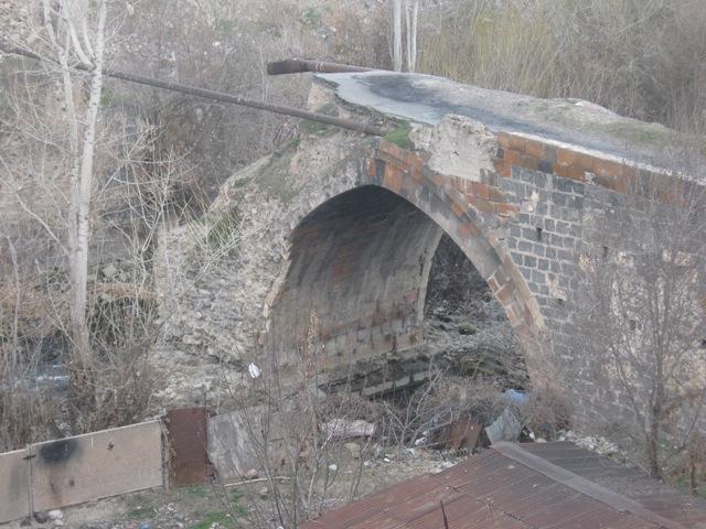 Քաղաքագրություն. Հրազդան գետի կամուրջները