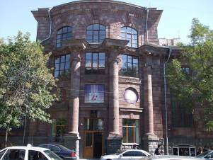 Ազգային գրադարանի աշխատակիցը նոր տնօրենին խնդրում է երկարաձգել պայմանագրի ժամկետը