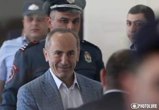 Մերժեցինք Սերժին, բռնեցինք Ռոբերտին…