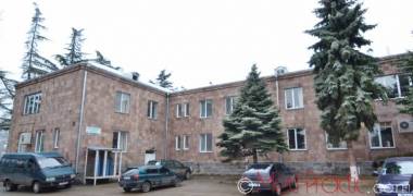 Մինչ թեկնածուները պայքարում են, նախկին տնօրենը վերականգնվեց պաշտոնում