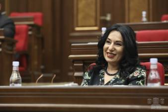 Վարչախումբը ոտուձեռ է ընկել 