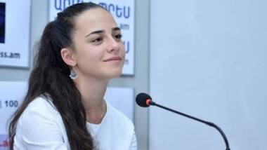 Սկզբում բնակվում էր աշխատավայրում, ապա մեկնել է Մալդիվներ՝ հանգստանալու