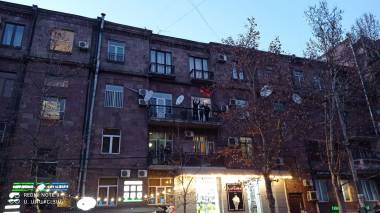 Քաղաքացիները պատշգամբներից, մեքենաներից ողջունում են երթի մասնակիցներին