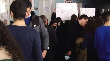Աբովյանի դպրոցում լարվածությունը շարունակվում է․ սպասում են ԿԳՄՍՆ պատասխանին