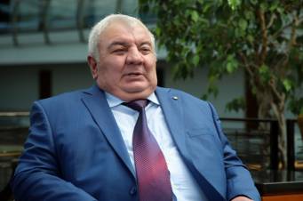 «Մեղադրյալ» Խաչատուրովը, շոգած Փաշինյանն ու չաշխատող օդորակիչը