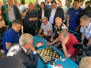 Սերժ Սարգսյանը շախմատ է խաղացել Արաբկիրի բակերից մեկում 