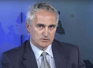 Երբ տղամարդն ու կինը որոշում են ամուսնանալ, կինը դառնում է հարսնացու, տղամարդը՝ փեսացու, և դա կարող է տևել ամիսներ