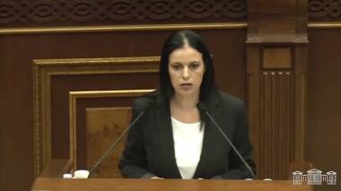 Ո՞վ է «դուխով» գլխարկի տակ թաքնված այդ վախկոտը․ Արեգնազ Մանուկյանի այս հարցից հետո դահլիճում նորից լեզվակռիվ սկսվեց