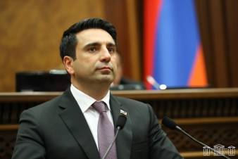 Ալեն Սիմոնյանը ստանձնել է դասատուի ու ժանդարմի դերը