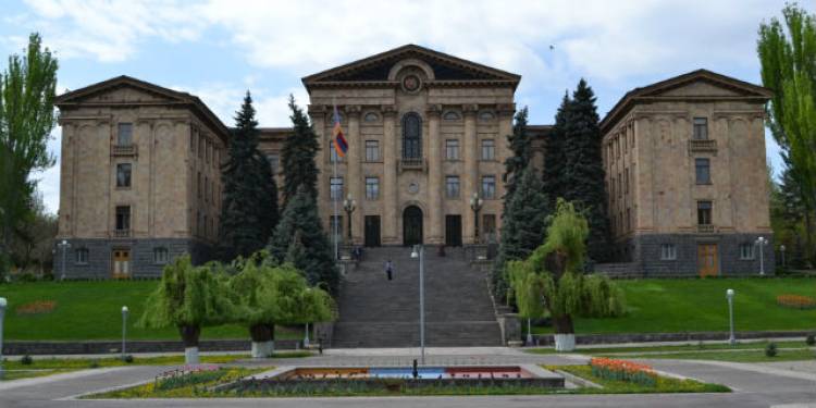 Քաղաքական ընտրություն կատարեք