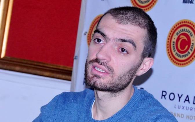 Նստած սպասում եմ նորության, որ Երևանի  տոնածառը հետ են տվել. Հայկ Բարսեղյան
