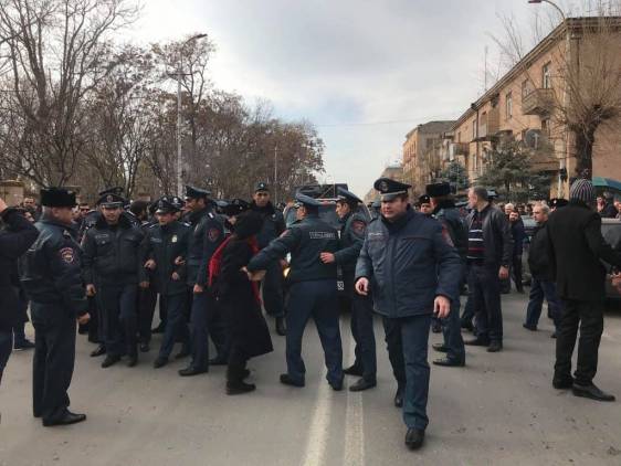 Ծեծուջարդ Էջմիածնում. Ձվերով ու գոմաղբով հարվածել են Գարեգին Բ-ի դեմ ակցիա անողներին (տեսանյութ)