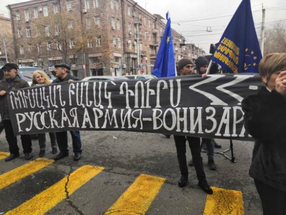 Ցուցարարները հանրագիր հանձնեցին ՌԴ  դեսպանատուն (տեսանյութ)