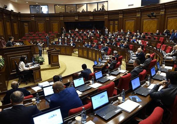 Օրհներգից մինչեւ կապույտ մազեր․ ի՞նչ է քննարկվում սոցիալական մեդիայում 