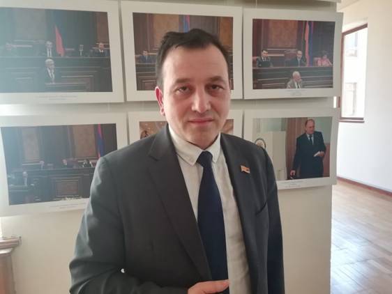 Ստեղ դուք պետք ա ինձ օգնեք, ոչ թե ես՝ ձեզ, ավելի շատ դուք պետք ա աշխատեք, քան՝ ես