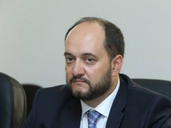 «Հրապարակ».Կրթության նախարարը « պահակություն» է  անում 