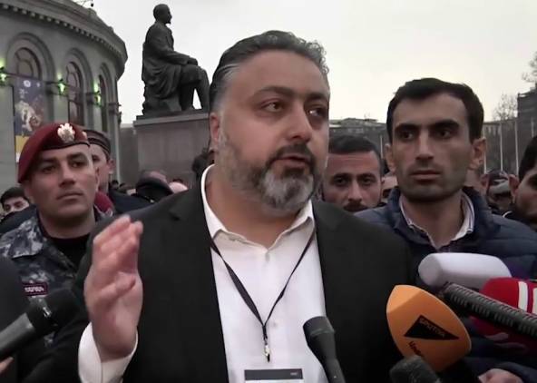 Մինչեւ Վիկտոր Մնացականյանի դուրս գալը քաղաքապետարանում խուճապ է տիրել