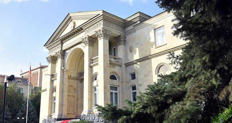 «Հրապարակ»․Արմեն Սարգսյանը որոշել է ոսկեզօծ ինտերիերից ազատվել
