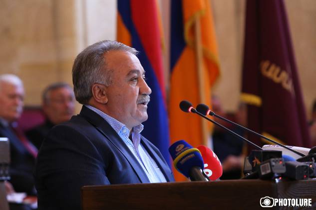 «Հրապարակ».Մանվել Գրիգորյանին մեծարող ԵԿՄ-ն հոտնկայս խմել է երկրի գերագույն գլխավոր նոր հրամանատարի կենացը