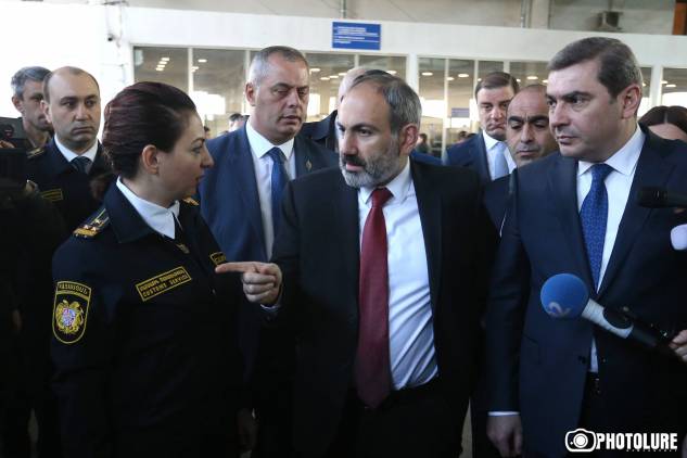 Դիմումդ կգրես, կգնաս տուն, լսեցի՞ր․ Փաշինյանը Նորագավիթի մաքսակետում է