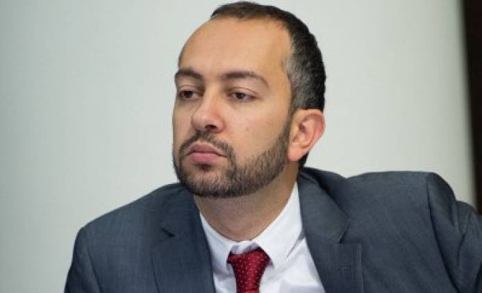«Հրապարակ».Աղաջանյանը`«փրթեմ-թափեմ» ոճում