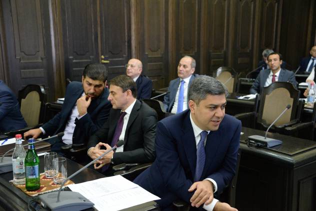 «Հրապարակ».Դավիթ Սանասարյանի եւ Ադյանի միջեւ առերեսում է եղել,Սանասարյանը տեղյակ է եղել Զորաշենի գործից