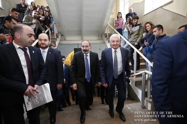 «Հրապարակ».Փաշինյանն ինքը չի ցանկացել, որ Արամ Սիմոնյանն իրեն դիմավորի