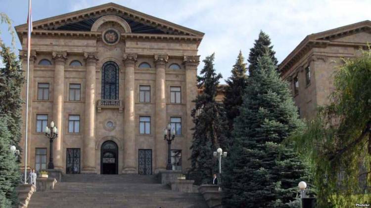 «Հրապարակ».Եթե ընդդիմությունը հրաժարվի մանդատներից, խորհրդարանը կկանգնի լեգիտիմության հարցի առաջ