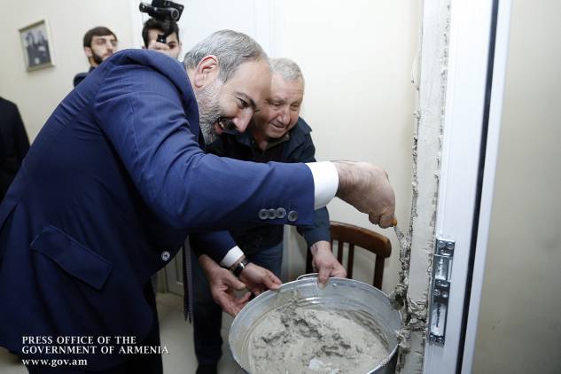 «Հրապարակ».Ռադիոյի դուռը պահել էին Վարչապետին