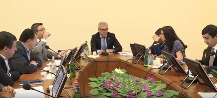 «Ի՞նչ ա նշանակում՝ քֆուր կանեմ, կարո՞ղ ա փողոցում եք գտնվում»․ թեժ վեճ «Լուսավորի» և «Իմ քայլի» պատգամավորների միջև