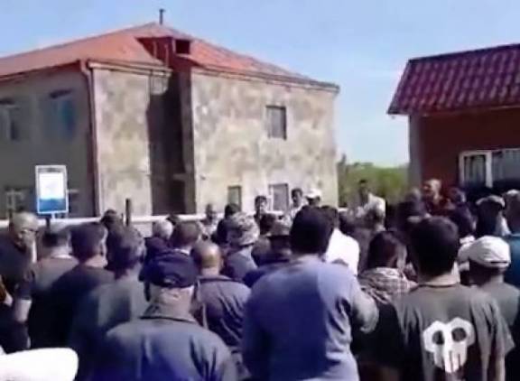 Երևան-Գյումրի երկաթգիծն այսօր էլ փակ է, արագածավանցիները փակել են նաև Երևան-Արմավիր ավտոնաճանապարհը