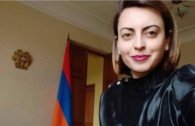 Lena in black. Լենա Նազարյանը տեղորոշվել է սև հագուստով