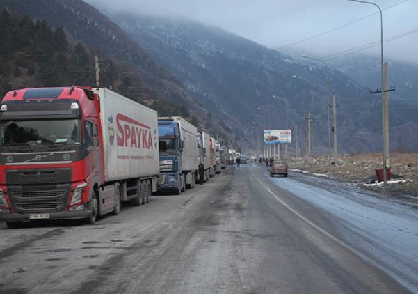 Լարսում հայկական բեռնատարների կուտակումներ են․ մթերքներն արդեն փչանում են