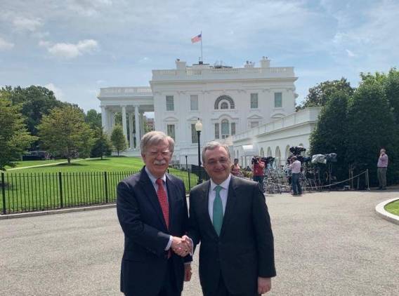 Զոհրաբ Մնացականյանը հանդիպել է Ջոն Բոլթոնի հետ